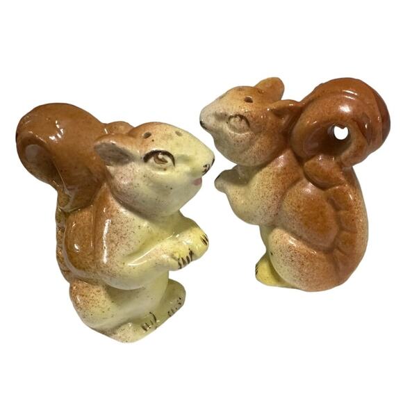 Vintage Standing Squirrel Ceramic Salt and Pepper Shakers - Made in Japan - Picture 1 of 6